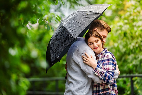 포토 JPG 서양인 나무 커플 공원 여자 남자 데이트 우산 안기 사랑 미소 들기 사람 상반신 20대 성인 두명 옆모습 눈감음 비 국내포토 자연요소 외국인 식물 공공시설 감정 뷰포인트 관계 모션 날씨 표정 청년 파일형식