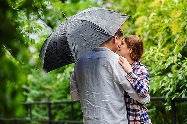 포토 JPG 서양인 나무 커플 공원 여자 남자 데이트 우산 안기 나뭇잎 미소 들기 사람 상반신 20대 성인 두명 옆모습 뒷모습 비 국내포토 자연요소 외국인 식물 공공시설 뷰포인트 잎 관계 모션 날씨 표정 청년 파일형식