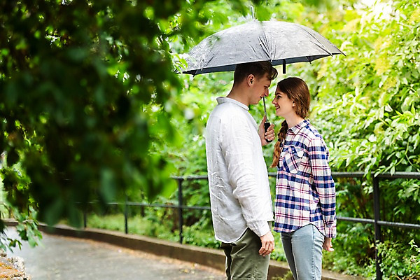 포토 JPG 서양인 나무 커플 응시 공원 여자 남자 데이트 우산 미소 들기 사람 상반신 20대 성인 두명 옆모습 마주보기 산책로 비 국내포토 자연요소 외국인 식물 시선 공공시설 길 뷰포인트 관계 모션 날씨 표정 청년 파일형식