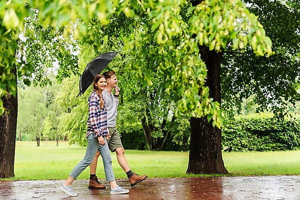 포토 JPG 전신 서양인 나무 커플 응시 공원 여자 남자 데이트 우산 미소 들기 사람 잔디 20대 성인 두명 옆모습 산책 산책로 비 국내포토 자연요소 외국인 식물 시선 공공시설 길 뷰포인트 관계 모션 날씨 휴식 표정 청년 파일형식