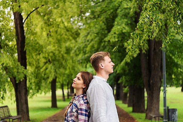 포토 JPG 서양인 나무 커플 응시 공원 여자 남자 가로등 벤치 데이트 서기 사람 상반신 20대 성인 두명 옆모습 산책로 등맞대기 쓰레기통 비 국내포토 자연요소 외국인 식물 시선 공공시설 길 뷰포인트 의자 관계 모션 날씨 청년 파일형식