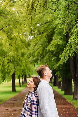 포토 JPG 서양인 나무 커플 응시 공원 여자 남자 데이트 서기 미소 사람 상반신 20대 성인 두명 옆모습 산책로 등맞대기 비 공원길 국내포토 자연요소 외국인 식물 시선 공공시설 길 뷰포인트 관계 모션 날씨 표정 청년 파일형식