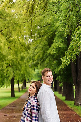 포토 JPG 서양인 나무 커플 응시 여자 남자 데이트 미소 사람 잔디 상반신 20대 성인 두명 옆모습 산책로 등맞대기 비 공원길 국내포토 자연요소 외국인 식물 시선 길 뷰포인트 관계 모션 날씨 표정 청년 파일형식