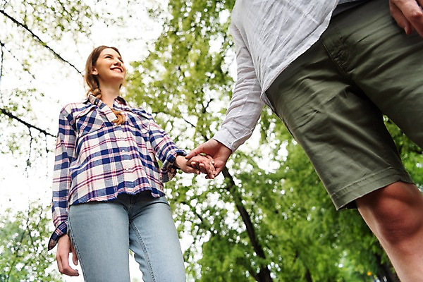 포토 JPG 서양인 나무 커플 응시 여자 남자 로우앵글 데이트 하늘 미소 사람 상반신 20대 성인 두명 앞모습 옆모습 손잡기 나뭇가지 비 국내포토 자연요소 외국인 식물 시선 뷰포인트 관계 모션 날씨 표정 청년 파일형식