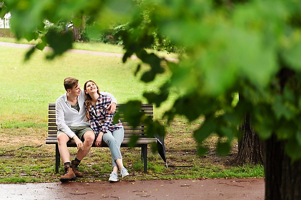 포토 JPG 전신 서양인 나무 커플 응시 공원 여자 남자 벤치 데이트 우산 사랑 미소 사람 앉기 잔디 20대 성인 두명 앞모습 기댐 비 어깨에손 국내포토 자연요소 외국인 식물 시선 공공시설 감정 뷰포인트 의자 관계 모션 날씨 표정 청년 파일형식