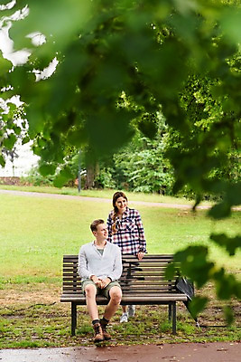 포토 JPG 전신 서양인 나무 커플 응시 공원 여자 남자 벤치 데이트 우산 나뭇잎 서기 미소 사람 앉기 잔디 20대 성인 두명 앞모습 비 국내포토 자연요소 외국인 식물 시선 공공시설 뷰포인트 잎 의자 관계 모션 날씨 표정 청년 파일형식