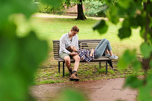 포토 JPG 전신 서양인 커플 응시 공원 여자 남자 벤치 데이트 나뭇잎 사랑 미소 사람 앉기 20대 성인 두명 앞모습 옆모습 비 무릎베개 국내포토 자연요소 외국인 시선 공공시설 감정 뷰포인트 잎 의자 관계 모션 날씨 표정 청년 파일형식