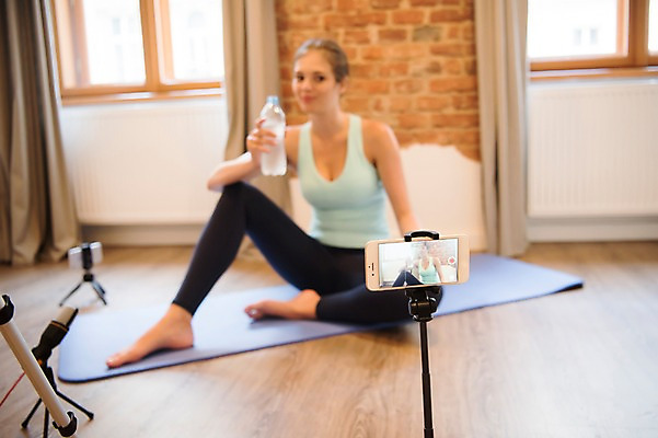 포토 JPG 전신 서양인 여자 창문 실내 한명 들기 사람 앉기 20대 성인 옆모습 스마트폰 운동복 운동 건강관리 촬영 헬스 매트 커튼 물병 마이크 방송 삼각대 물마시기 방송미디어 방송중 촬영장비 콘텐츠 성인여자한명만 인터넷방송 크리에이터 국내포토 외국인 직업 1 옷 뷰포인트 음향기기 모션 건강 관리 청년 내부 핸드폰 스마트기기 마시기 도구 물통 여자한명만 성인여자만 파일형식 1인미디어