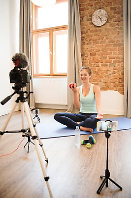 포토 JPG 전신 서양인 응시 여자 거실 창문 실내 한명 미소 들기 사람 앉기 20대 성인 앞모습 스마트폰 운동 카메라 건강관리 촬영 헬스 아령 매트 커튼 사과 물컵 벽시계 마이크 방송 삼각대 방송미디어 방송중 촬영장비 콘텐츠 성인여자한명만 인터넷방송 크리에이터 국내포토 외국인 직업 1 시선 뷰포인트 시계 음향기기 과일 모션 표정 건강 관리 청년 내부 컵 전자제품 핸드폰 스마트기기 도구 여자한명만 성인여자만 파일형식 1인미디어