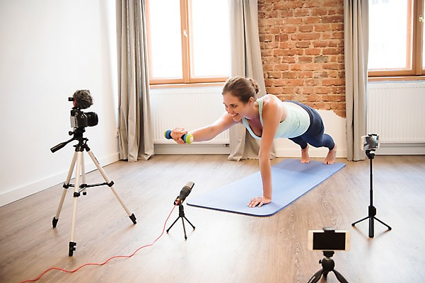 포토 JPG 전신 서양인 응시 여자 엎드리기 거실 창문 실내 한명 미소 들기 사람 20대 성인 앞모습 스마트폰 운동 카메라 건강관리 촬영 헬스 아령 매트 커튼 마이크 즐거움 방송 삼각대 방송미디어 방송중 촬영장비 콘텐츠 성인여자한명만 인터넷방송 크리에이터 국내포토 외국인 직업 1 시선 감정 뷰포인트 음향기기 모션 표정 건강 관리 청년 내부 전자제품 핸드폰 스마트기기 도구 여자한명만 성인여자만 파일형식 1인미디어