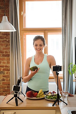 포토 JPG 서양인 응시 여자 다이어트 창문 전등 실내 한명 미소 들기 사람 상반신 20대 성인 앞모습 스마트폰 운동복 운동 건강관리 촬영 샐러드 커튼 마이크 방송 식단 삼각대 아보카도 방송미디어 방송중 촬영장비 콘텐츠 성인여자한명만 인터넷방송 크리에이터 국내포토 외국인 직업 1 시선 옷 음식 뷰포인트 음향기기 과일 모션 조명 표정 건강 관리 청년 내부 핸드폰 스마트기기 도구 여자한명만 성인여자만 파일형식 1인미디어