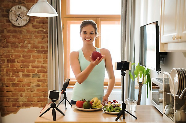 포토 JPG 서양인 접시 응시 여자 다이어트 과일 창문 벽돌 실내 한명 미소 들기 사람 상반신 20대 성인 앞모습 스마트폰 운동복 운동 건강관리 촬영 텔레비전 샐러드 커튼 전자레인지 사과 물컵 벽시계 마이크 방송 식단 삼각대 방송미디어 방송중 촬영장비 콘텐츠 성인여자한명만 인터넷방송 크리에이터 국내포토 외국인 직업 1 식기 시선 옷 음식 뷰포인트 시계 음향기기 모션 표정 건강 관리 청년 내부 컵 전자제품 핸드폰 스마트기기 가전제품 도구 레인지 여자한명만 성인여자만 파일형식 1인미디어