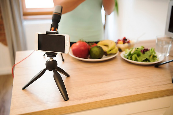 포토 JPG 서양인 여자 다이어트 과일 실내 한명 서기 사람 상반신 20대 성인 앞모습 아웃포커스 스마트폰 운동 건강관리 주방 촬영 샐러드 커튼 물컵 마이크 방송 식단 삼각대 방송미디어 방송중 촬영장비 콘텐츠 성인여자한명만 인터넷방송 크리에이터 국내포토 외국인 직업 1 음식 뷰포인트 음향기기 모션 촬영기법 건강 관리 청년 내부 컵 핸드폰 스마트기기 도구 여자한명만 성인여자만 파일형식 1인미디어