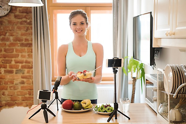 포토 JPG 서양인 접시 응시 여자 화분 다이어트 과일 창문 실내 한명 들기 사람 상반신 20대 성인 앞모습 스마트폰 운동복 운동 건강관리 촬영 텔레비전 샐러드 커튼 전자레인지 마이크 방송 식단 삼각대 방송미디어 방송중 촬영장비 콘텐츠 성인여자한명만 인터넷방송 크리에이터 국내포토 외국인 직업 1 식기 시선 옷 음식 뷰포인트 음향기기 모션 건강 관리 청년 내부 전자제품 핸드폰 스마트기기 가전제품 도구 레인지 여자한명만 성인여자만 파일형식 1인미디어