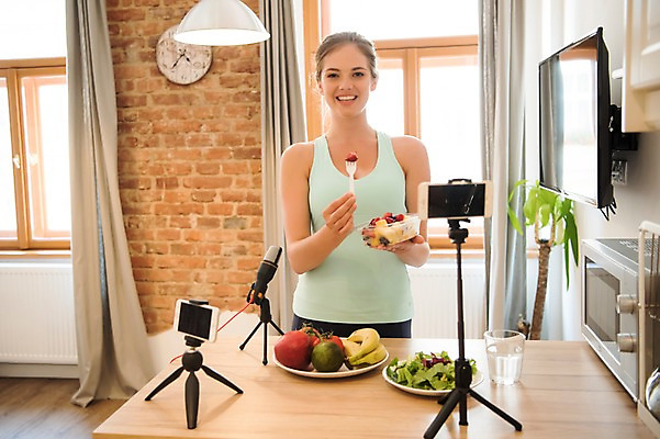 포토 JPG 서양인 접시 응시 여자 화분 포크 과일 창문 실내 건강 한명 미소 들기 사람 상반신 20대 성인 앞모습 스마트폰 운동 건강관리 촬영 텔레비전 샐러드 커튼 전자레인지 물컵 벽시계 마이크 방송 삼각대 방송미디어 방송중 촬영장비 콘텐츠 성인여자한명만 인터넷방송 크리에이터 국내포토 외국인 직업 1 식기 시선 음식 뷰포인트 시계 음향기기 모션 표정 관리 청년 내부 컵 전자제품 핸드폰 스마트기기 가전제품 도구 레인지 여자한명만 성인여자만 파일형식 1인미디어