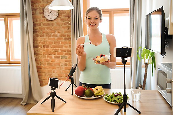 포토 JPG 서양인 응시 여자 포크 다이어트 과일 창문 벽돌 전등 실내 한명 미소 들기 사람 상반신 20대 성인 앞모습 스마트폰 운동복 운동 건강관리 촬영 텔레비전 샐러드 커튼 전자레인지 벽시계 마이크 방송 삼각대 방송미디어 방송중 촬영장비 콘텐츠 성인여자한명만 인터넷방송 크리에이터 국내포토 외국인 직업 1 식기 시선 옷 음식 뷰포인트 시계 음향기기 모션 조명 표정 건강 관리 청년 내부 전자제품 핸드폰 스마트기기 가전제품 도구 레인지 여자한명만 성인여자만 파일형식 1인미디어