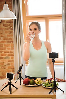 포토 JPG 서양인 접시 응시 여자 과일 창문 탁자 벽돌 전등 실내 한명 사람 상반신 20대 성인 앞모습 스마트폰 운동복 운동 건강관리 촬영 샐러드 커튼 마이크 방송 삼각대 물마시기 방송미디어 방송중 촬영장비 콘텐츠 성인여자한명만 인터넷방송 크리에이터 국내포토 외국인 직업 1 식기 시선 옷 음식 뷰포인트 음향기기 가구 조명 건강 관리 청년 내부 핸드폰 스마트기기 마시기 도구 여자한명만 성인여자만 파일형식 1인미디어