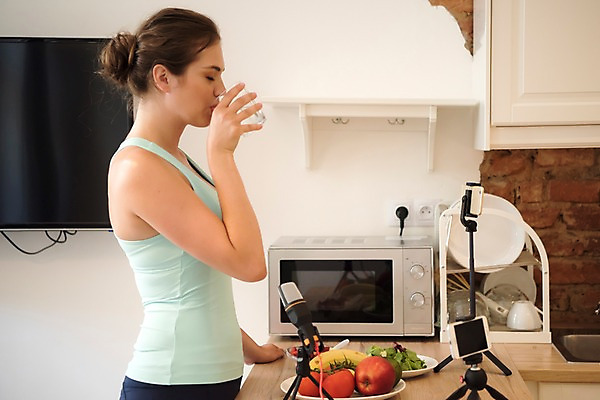 포토 JPG 서양인 여자 과일 선반 실내 한명 사람 상반신 20대 성인 옆모습 스마트폰 운동복 운동 건강관리 주방 촬영 텔레비전 샐러드 전자레인지 마이크 방송 삼각대 물마시기 방송미디어 방송중 촬영장비 콘텐츠 성인여자한명만 인터넷방송 크리에이터 국내포토 외국인 직업 1 옷 음식 뷰포인트 음향기기 가구 건강 관리 청년 내부 전자제품 핸드폰 스마트기기 가전제품 마시기 도구 레인지 여자한명만 성인여자만 파일형식 1인미디어