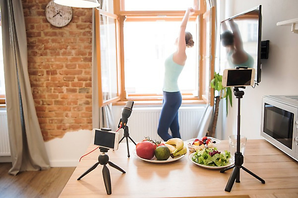 포토 JPG 서양인 응시 여자 과일 탁자 벽돌 실내 한명 사람 상반신 20대 성인 옆모습 스마트폰 운동복 운동 건강관리 촬영 텔레비전 스트레칭 샐러드 커튼 전자레인지 물컵 벽시계 마이크 방송 창밖 삼각대 방송미디어 방송중 촬영장비 콘텐츠 성인여자한명만 인터넷방송 크리에이터 국내포토 외국인 직업 1 시선 옷 음식 뷰포인트 시계 음향기기 가구 창문 건강 관리 청년 내부 컵 전자제품 핸드폰 스마트기기 가전제품 도구 레인지 여자한명만 성인여자만 파일형식 1인미디어