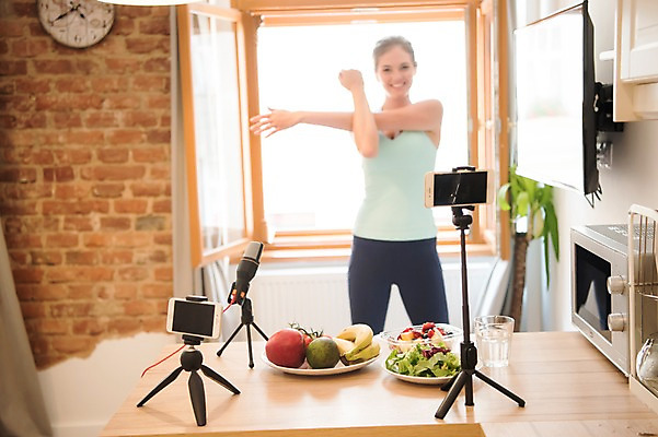 포토 JPG 서양인 응시 여자 과일 창문 벽돌 실내 한명 미소 사람 상반신 20대 성인 앞모습 스마트폰 운동복 운동 건강관리 촬영 스트레칭 샐러드 오픈 전자레인지 물컵 벽시계 마이크 방송 삼각대 방송미디어 방송중 촬영장비 콘텐츠 성인여자한명만 인터넷방송 크리에이터 국내포토 외국인 직업 1 시선 옷 음식 뷰포인트 시계 음향기기 표정 건강 관리 청년 내부 컵 핸드폰 스마트기기 가전제품 도구 레인지 여자한명만 성인여자만 파일형식 1인미디어