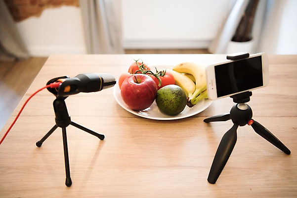 포토 JPG 접시 토마토 과일 탁자 바나나 실내 사람없음 스마트폰 촬영 커튼 사과 마이크 유기농 방송 삼각대 방송미디어 방송중 촬영장비 콘텐츠 인터넷방송 크리에이터 국내포토 직업 식기 웰빙 음향기기 가구 채소 내부 핸드폰 스마트기기 도구 파일형식 1인미디어