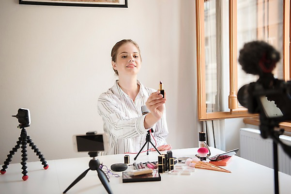 포토 JPG 서양인 응시 여자 액자 창문 탁자 조명 실내 한명 들기 사람 앉기 상반신 20대 성인 앞모습 스마트폰 화장 뷰티 카메라 촬영 화장품 립스틱 마이크 방송 삼각대 방송미디어 방송중 촬영장비 콘텐츠 성인여자한명만 인터넷방송 크리에이터 뷰티크리에이터 국내포토 외국인 직업 1 시선 뷰포인트 음향기기 가구 모션 청년 내부 전자제품 핸드폰 스마트기기 도구 여자한명만 성인여자만 파일형식 1인미디어