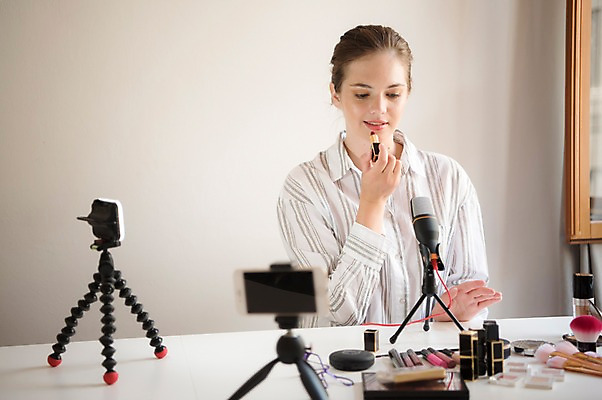 포토 JPG 서양인 응시 여자 창문 탁자 조명 실내 한명 사람 앉기 상반신 20대 성인 앞모습 스마트폰 화장 뷰티 촬영 화장품 립스틱 마이크 바르기 방송 삼각대 방송미디어 방송중 촬영장비 콘텐츠 성인여자한명만 인터넷방송 크리에이터 뷰티크리에이터 국내포토 외국인 직업 1 시선 뷰포인트 음향기기 가구 모션 청년 내부 핸드폰 스마트기기 도구 여자한명만 성인여자만 파일형식 1인미디어