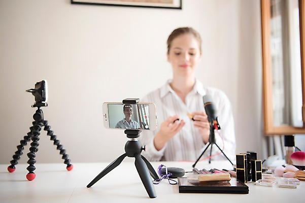 포토 JPG 서양인 응시 여자 액자 창문 탁자 조명 실내 한명 사람 앉기 상반신 20대 성인 앞모습 스마트폰 화장 뷰티 촬영 화장품 마이크 방송 삼각대 방송미디어 방송중 촬영장비 콘텐츠 성인여자한명만 인터넷방송 크리에이터 뷰티크리에이터 국내포토 외국인 직업 1 시선 뷰포인트 음향기기 가구 모션 청년 내부 핸드폰 스마트기기 도구 여자한명만 성인여자만 파일형식 1인미디어