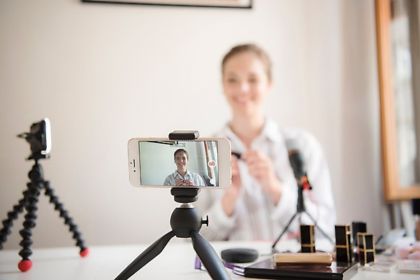 포토 JPG 서양인 응시 여자 창문 탁자 조명 실내 한명 미소 사람 앉기 상반신 20대 성인 앞모습 스마트폰 화장 뷰티 촬영 화장품 마이크 방송 삼각대 방송미디어 방송중 촬영장비 콘텐츠 성인여자한명만 인터넷방송 크리에이터 뷰티크리에이터 국내포토 외국인 직업 1 시선 뷰포인트 음향기기 가구 모션 표정 청년 내부 핸드폰 스마트기기 도구 여자한명만 성인여자만 파일형식 1인미디어