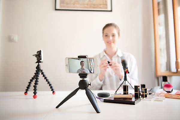 포토 JPG 서양인 응시 여자 액자 창문 탁자 조명 실내 한명 미소 들기 사람 앉기 상반신 20대 성인 앞모습 스마트폰 화장 촬영 화장품 방송 삼각대 방송미디어 방송중 촬영장비 콘텐츠 성인여자한명만 인터넷방송 크리에이터 뷰티크리에이터 국내포토 외국인 직업 1 시선 뷰포인트 가구 모션 표정 청년 내부 핸드폰 스마트기기 뷰티 도구 여자한명만 성인여자만 파일형식 1인미디어