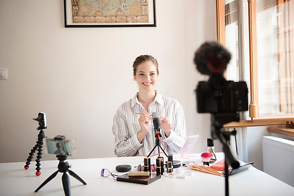 포토 JPG 서양인 응시 여자 액자 창문 탁자 조명 실내 한명 미소 사람 앉기 상반신 20대 성인 앞모습 스마트폰 화장 뷰티 카메라 촬영 화장품 마이크 방송 삼각대 방송미디어 방송중 촬영장비 콘텐츠 성인여자한명만 인터넷방송 크리에이터 뷰티크리에이터 국내포토 외국인 직업 1 시선 뷰포인트 음향기기 가구 모션 표정 청년 내부 전자제품 핸드폰 스마트기기 도구 여자한명만 성인여자만 파일형식 1인미디어