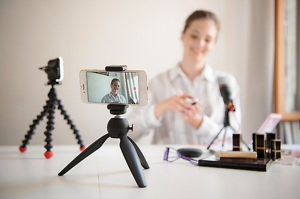 포토 JPG 서양인 여자 창문 탁자 조명 실내 한명 미소 들기 사람 앉기 상반신 20대 성인 앞모습 스마트폰 화장 뷰티 촬영 화장품 방송 삼각대 방송미디어 방송중 촬영장비 콘텐츠 성인여자한명만 인터넷방송 크리에이터 뷰티크리에이터 국내포토 외국인 직업 1 뷰포인트 가구 모션 표정 청년 내부 핸드폰 스마트기기 도구 여자한명만 성인여자만 파일형식 1인미디어