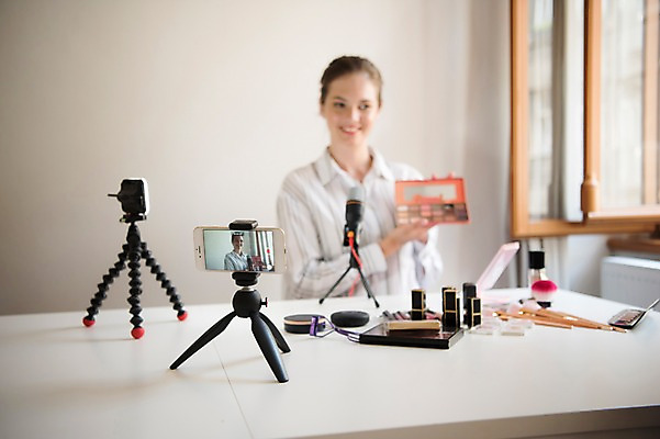 포토 외국인 직업 1 뷰포인트 음향기기 가구 모션 사람 청년 내부 핸드폰 스마트기기 뷰티 도구 여자한명만 성인여자만 파일형식 크리에이터 1인미디어 마이크 탁자 창문 조명 삼각대 스마트폰 촬영 화장 화장품 들기 앞모습 상반신 20대 JPG 방송중 방송 방송미디어 서양인 한명 성인 여자 성인여자한명만 인터넷방송 앉기 실내 촬영장비 뷰티크리에이터 국내포토 콘텐츠
