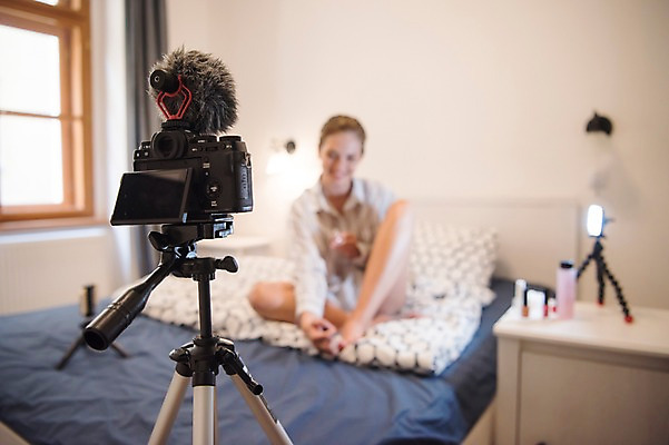 포토 JPG 전신 서양인 응시 여자 창문 전등 조명 실내 한명 미소 사람 앉기 20대 성인 앞모습 스마트폰 뷰티 카메라 촬영 이불 침대 커튼 마이크 바르기 방송 삼각대 방송미디어 방송중 촬영장비 콘텐츠 성인여자한명만 인터넷방송 크리에이터 뷰티크리에이터 국내포토 외국인 직업 1 시선 뷰포인트 음향기기 가구 침구 모션 표정 청년 내부 전자제품 핸드폰 스마트기기 도구 여자한명만 성인여자만 파일형식 1인미디어