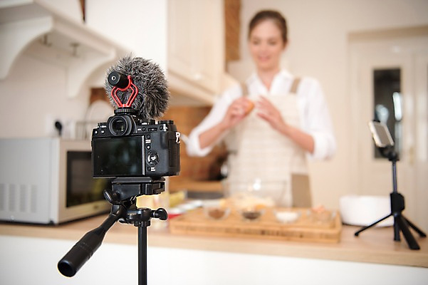 포토 JPG 서양인 여자 식재료 선반 실내 요리 한명 사람 상반신 20대 성인 앞모습 스마트폰 카메라 주방 촬영 앞치마 전자레인지 마이크 방송 요리중 삼각대 나무도마 방송미디어 방송중 촬영장비 콘텐츠 성인여자한명만 인터넷방송 크리에이터 국내포토 외국인 직업 1 뷰포인트 음향기기 가구 모션 도마 청년 내부 목재 전자제품 핸드폰 스마트기기 가전제품 도구 레인지 여자한명만 성인여자만 파일형식 1인미디어