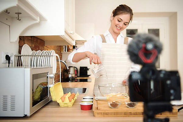 포토 JPG 서양인 접시 응시 여자 재료 실내 요리 한명 미소 사람 상반신 20대 성인 앞모습 물 카메라 주방 계란 촬영 앞치마 붓기 전자레인지 마이크 방송 거품기 요리중 나무도마 방송미디어 방송중 촬영장비 콘텐츠 성인여자한명만 인터넷방송 크리에이터 국내포토 자연요소 외국인 직업 1 식기 시선 뷰포인트 음향기기 모션 주방용품 도마 표정 청년 내부 목재 전자제품 알 가전제품 도구 레인지 여자한명만 성인여자만 파일형식 1인미디어