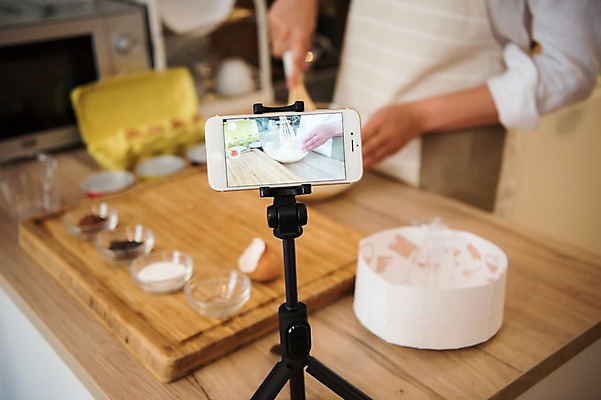 포토 JPG 서양인 여자 식재료 실내 요리 한명 사람 상반신 20대 성인 옆모습 스마트폰 주방 계란 촬영 앞치마 전자레인지 방송 거품기 요리중 삼각대 나무도마 방송미디어 방송중 촬영장비 콘텐츠 성인여자한명만 인터넷방송 크리에이터 국내포토 외국인 직업 1 뷰포인트 모션 주방용품 도마 청년 내부 목재 핸드폰 스마트기기 알 가전제품 도구 레인지 여자한명만 성인여자만 파일형식 1인미디어