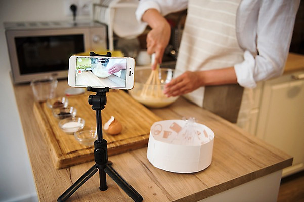 포토 JPG 서양인 여자 식재료 실내 요리 한명 사람 상반신 20대 성인 옆모습 스마트폰 주방 계란 촬영 앞치마 전자레인지 방송 거품기 요리중 삼각대 나무도마 방송미디어 방송중 촬영장비 콘텐츠 성인여자한명만 인터넷방송 크리에이터 국내포토 외국인 직업 1 뷰포인트 모션 주방용품 도마 청년 내부 목재 핸드폰 스마트기기 알 가전제품 도구 레인지 여자한명만 성인여자만 파일형식 1인미디어