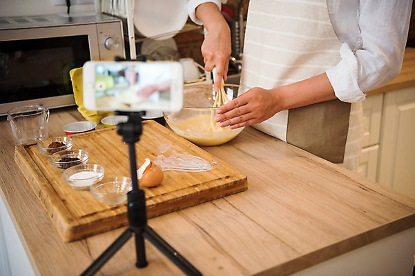 포토 JPG 서양인 여자 식재료 실내 요리 한명 사람 상반신 20대 성인 옆모습 스마트폰 주방 계란 촬영 앞치마 양손 전자레인지 방송 거품기 요리중 삼각대 나무도마 방송미디어 방송중 촬영장비 콘텐츠 성인여자한명만 인터넷방송 크리에이터 국내포토 외국인 직업 1 손 뷰포인트 모션 주방용품 도마 청년 내부 목재 핸드폰 스마트기기 알 가전제품 도구 레인지 여자한명만 성인여자만 파일형식 1인미디어