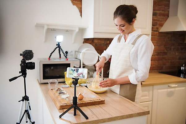 포토 JPG 서양인 응시 여자 식재료 조명 실내 요리 한명 미소 사람 상반신 20대 성인 옆모습 스마트폰 카메라 주방 계란 촬영 앞치마 전자레인지 마이크 방송 거품기 요리중 삼각대 방송미디어 방송중 촬영장비 콘텐츠 성인여자한명만 인터넷방송 크리에이터 국내포토 외국인 직업 1 시선 뷰포인트 음향기기 모션 주방용품 표정 청년 내부 전자제품 핸드폰 스마트기기 알 가전제품 도구 레인지 여자한명만 성인여자만 파일형식 1인미디어