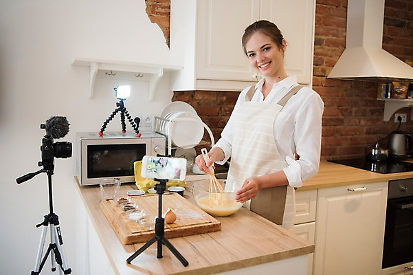 포토 JPG 서양인 응시 여자 식재료 조명 실내 요리 한명 미소 사람 상반신 20대 성인 옆모습 스마트폰 카메라 주방 계란 촬영 앞치마 전자레인지 마이크 방송 거품기 요리중 삼각대 나무도마 방송미디어 방송중 촬영장비 콘텐츠 성인여자한명만 인터넷방송 크리에이터 국내포토 외국인 직업 1 시선 뷰포인트 음향기기 모션 주방용품 도마 표정 청년 내부 목재 전자제품 핸드폰 스마트기기 알 가전제품 도구 레인지 여자한명만 성인여자만 파일형식 1인미디어