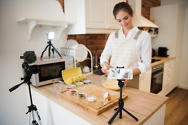 포토 JPG 서양인 응시 여자 식재료 조명 실내 요리 한명 미소 사람 상반신 20대 성인 앞모습 스마트폰 카메라 주방 촬영 앞치마 마이크 준비 방송 거품기 요리중 삼각대 과정 나무도마 방송미디어 방송중 촬영장비 콘텐츠 성인여자한명만 인터넷방송 크리에이터 국내포토 외국인 직업 1 시선 뷰포인트 음향기기 컨셉 모션 주방용품 도마 표정 청년 내부 목재 전자제품 핸드폰 스마트기기 도구 여자한명만 성인여자만 파일형식 1인미디어