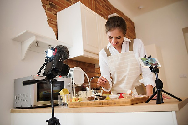 포토 JPG 서양인 접시 응시 여자 실내 요리 한명 미소 사람 상반신 20대 성인 앞모습 스마트폰 카메라 주방 촬영 앞치마 전자레인지 마이크 방송 요리중 방송미디어 방송중 음식데코레이션 촬영장비 콘텐츠 성인여자한명만 인터넷방송 크리에이터 국내포토 외국인 직업 1 식기 시선 뷰포인트 음향기기 모션 표정 청년 내부 전자제품 핸드폰 스마트기기 가전제품 도구 레인지 여자한명만 성인여자만 파일형식 1인미디어