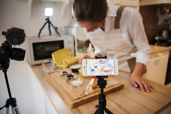 포토 JPG 서양인 여자 조명 실내 요리 한명 사람 상반신 20대 성인 앞모습 스마트폰 카메라 주방 촬영 앞치마 전자레인지 집중 마이크 방송 요리중 삼각대 나무도마 방송미디어 방송중 음식데코레이션 촬영장비 콘텐츠 성인여자한명만 인터넷방송 크리에이터 국내포토 외국인 직업 1 뷰포인트 음향기기 컨셉 모션 도마 청년 내부 목재 전자제품 핸드폰 스마트기기 가전제품 도구 레인지 여자한명만 성인여자만 파일형식 1인미디어