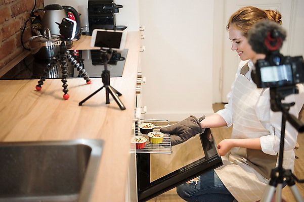 포토 JPG 서양인 응시 여자 실내 요리 한명 미소 사람 상반신 20대 성인 옆모습 스마트폰 카메라 주방 촬영 앞치마 오븐 컵케이크 마이크 방송 요리중 삼각대 주방장갑 꺼내기 방송미디어 방송중 촬영장비 콘텐츠 성인여자한명만 인터넷방송 크리에이터 국내포토 외국인 직업 1 시선 뷰포인트 음향기기 장갑 모션 표정 청년 내부 전자제품 핸드폰 스마트기기 케이크 가전제품 도구 여자한명만 성인여자만 파일형식 1인미디어