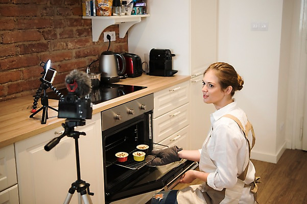 포토 JPG 서양인 응시 여자 실내 요리 한명 사람 상반신 20대 성인 옆모습 스마트폰 카메라 주방 촬영 앞치마 오븐 컵케이크 마이크 방송 요리중 주방장갑 꺼내기 방송미디어 방송중 촬영장비 콘텐츠 성인여자한명만 인터넷방송 크리에이터 국내포토 외국인 직업 1 시선 뷰포인트 음향기기 장갑 모션 청년 내부 전자제품 핸드폰 스마트기기 케이크 가전제품 도구 여자한명만 성인여자만 파일형식 1인미디어