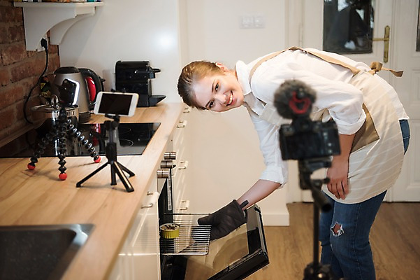 포토 JPG 서양인 응시 여자 실내 요리 한명 미소 사람 상반신 20대 성인 옆모습 스마트폰 카메라 주방 촬영 앞치마 오븐 컵케이크 마이크 방송 요리중 주방장갑 꺼내기 방송미디어 방송중 촬영장비 콘텐츠 성인여자한명만 인터넷방송 크리에이터 국내포토 외국인 직업 1 시선 뷰포인트 음향기기 장갑 모션 표정 청년 내부 전자제품 핸드폰 스마트기기 케이크 가전제품 도구 여자한명만 성인여자만 파일형식 1인미디어