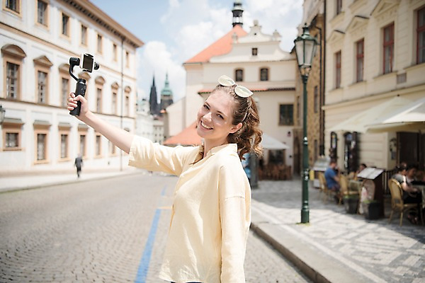 포토 JPG 주간 서양인 응시 여자 남자 도로 여행 가로등 유럽풍경 유럽건축 거리 서기 미소 들기 사람 앉기 여러명 상반신 20대 성인 야외 건물 옆모습 스마트폰 레스토랑 촬영 보행로 즐거움 메뉴판 방송 프라하 방송미디어 방송중 야외테이블 콘텐츠 크리에이터 국내포토 자연요소 외국인 직업 건축물 시선 공공시설 감정 유럽 길 뷰포인트 다수 서양건축 교통시설 모션 탁자 표정 풍경 청년 핸드폰 스마트기기 식당 체코 파일형식 1인미디어