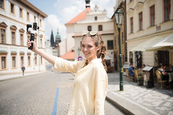 포토 JPG 주간 서양인 응시 여자 남자 도로 여행 가로등 유럽풍경 유럽건축 거리 서기 미소 들기 사람 앉기 여러명 상반신 20대 성인 야외 건물 옆모습 스마트폰 레스토랑 촬영 보행로 메뉴판 방송 프라하 방송미디어 방송중 야외테이블 콘텐츠 크리에이터 국내포토 자연요소 외국인 직업 건축물 시선 공공시설 유럽 길 뷰포인트 다수 서양건축 교통시설 모션 탁자 표정 풍경 청년 핸드폰 스마트기기 식당 체코 파일형식 1인미디어