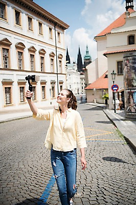 포토 JPG 주간 서양인 응시 여자 도로 여행 가로등 유럽풍경 유럽건축 거리 간판 한명 미소 들기 사람 상반신 20대 성인 야외 건물 앞모습 스마트폰 걷기 촬영 표지판 즐거움 방송 프라하 방송미디어 방송중 콘텐츠 성인여자한명만 크리에이터 국내포토 자연요소 외국인 직업 1 건축물 시선 공공시설 감정 유럽 길 뷰포인트 서양건축 교통시설 모션 알림판 표정 풍경 청년 핸드폰 스마트기기 체코 여자한명만 성인여자만 파일형식 1인미디어
